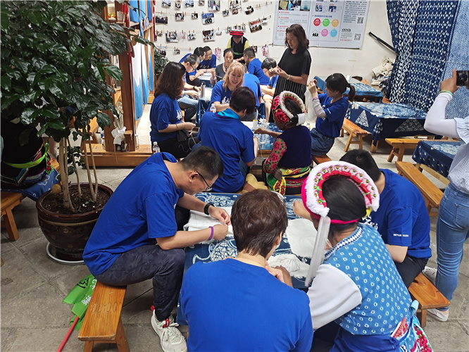 大理非遺扎染鮮花餅花漾時(shí)光體驗(yàn)團(tuán)建之旅